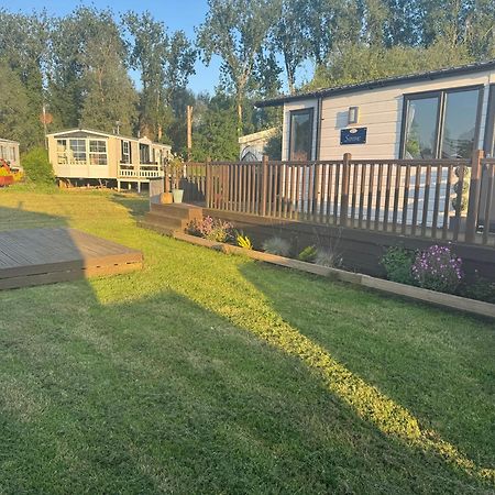 Beautiful 2 Bedroom Caravan On Billing Aquadrome Northampton Dış mekan fotoğraf